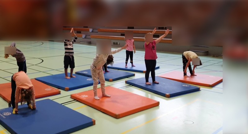 travail de rythme et de coordination avec un groupe d enfants